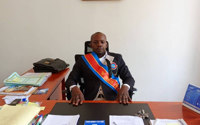 Coupure de réseau Vodacom à Bosobolo : le député Charles Donza vient à la rescousse de sa population


